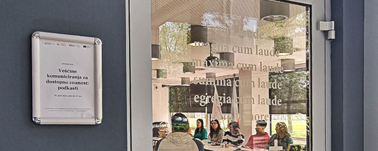 2024-04-19-md-podkasti-web02 Veščine komuniciranja za dostopno znanost: podkasti, Anže Tomić predava slušateljem